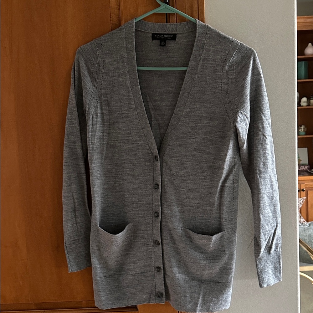 Banana Republic Women’s Charcoal Button-Up Cardigan. 100% Merino Wool XS